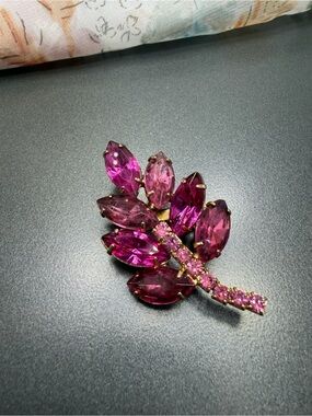 Vintage Rhinestones  Pink Crystal Leaf Brooch #263UB